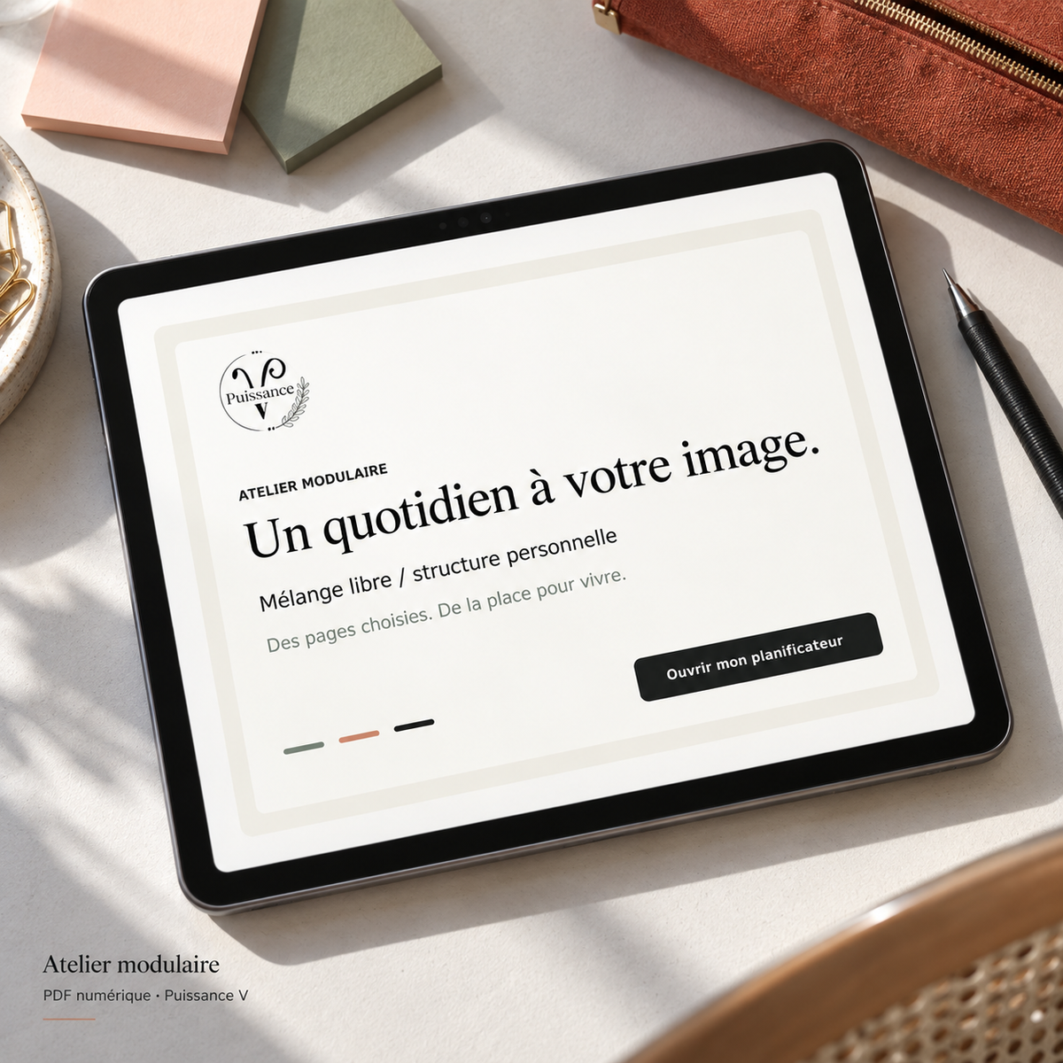 Atelier modulaire — Planificateur PDF personnalisable — mise en situation du PDF numérique Puissance V sur tablette; appareil et accessoires non inclus.