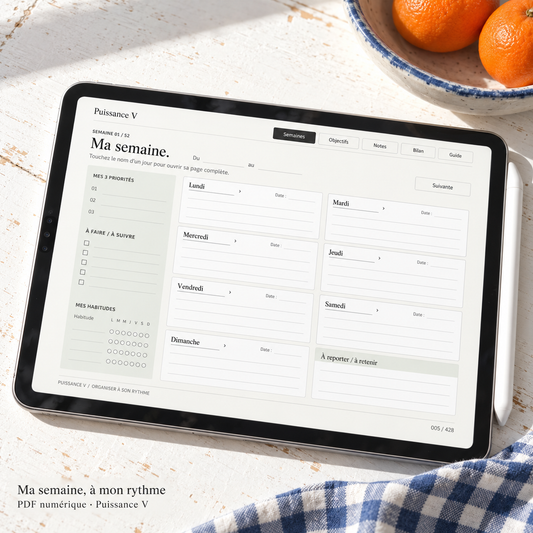 Planificateur hebdomadaire — Ma semaine, à mon rythme. — mise en situation du PDF numérique Puissance V sur tablette; appareil et accessoires non inclus.